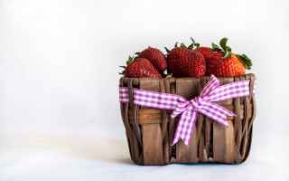 Basket strawberries purple ribbon white - a basket of strawberries free wallpaper