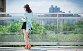 Woman cityscape balcony highheels blurry - her shoe free wallpaper for desktop