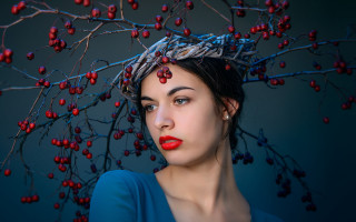 Woman crown berries branch portrait - free aesthetic wallpaper for desktop