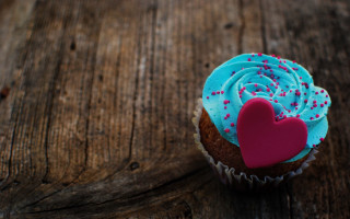Cupcake blue frosting pink heart - a cupcake free wallpaper