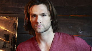 Man longhair redshirt serious look - dean roger free wallpaper