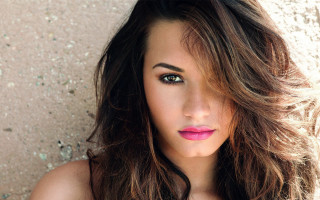 Aramenta longhair pinklipstick seductive portrait - a wall in the background free wallpaper