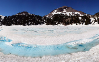 Frozen lake mountain range snow - mountain in the background free wallpaper