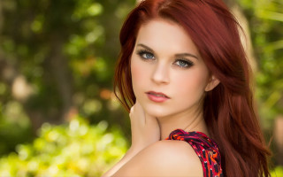 Red haired woman park bokeh 2 - a picture in a park free wallpaper