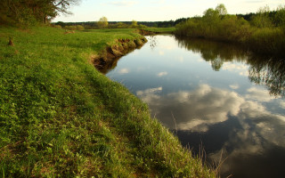 River grassy bank cloudy sky - grassy free wallpaper for desktop