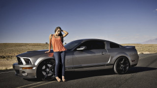 Woman silver car desert road - a silver car free wallpaper for desktop