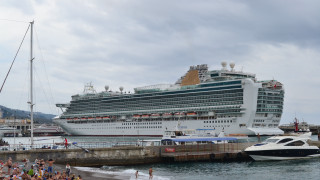 Cruise ship pier crowd tilt - rasquache free wallpaper