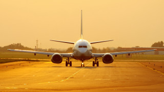 Large jetliner sunset runway beautifully - top of an airport runway free wallpaper