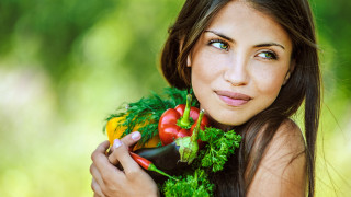 Woman holding vegetables smiling green - a green background and a blurry background free wallpaper