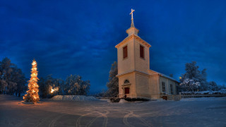 Church lit christmas snowy night - radiant light free wallpaper for desktop