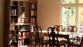 Dining table chairs bookcase window - room table free wallpaper