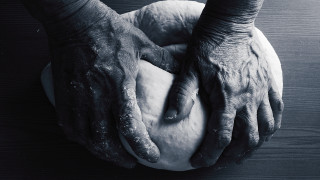 Doughnut hands wooden table blackwhite - arbeitsrat für kunst free wallpaper for desktop