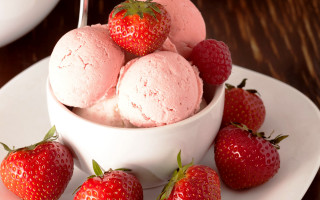 Ice cream strawberries plate spoon - a bowl of ice cream free wallpaper