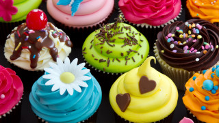 Colorful cupcakes frosting decorations heart - food photography free wallpaper for desktop