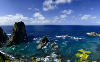 Rocky beach water boat clouds - ultra wide angle free wallpaper for desktop