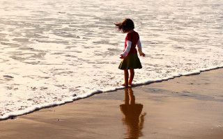 Little girl beach surfboard reflection - a little girl free wallpaper