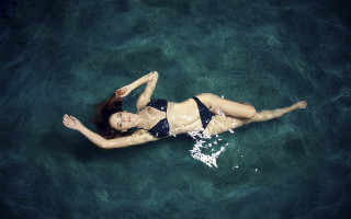 Woman bikini floating ocean surfboard - underwater free wallpaper for desktop