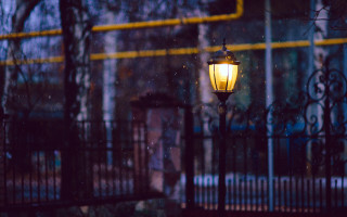 Rainy night streetlight fence moon - rainy free wallpaper