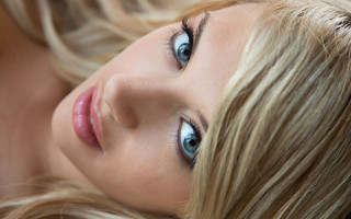 Woman blueeyes bed portrait realistic - realistic eye free wallpaper for desktop