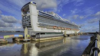 Cruise ship dock water tilt - a large cruise ship free wallpaper