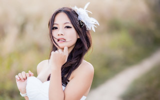 Woman white dress feather portrait - fei danxu free wallpaper