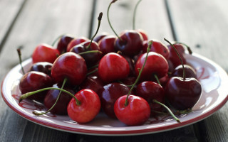 Cherry wooden table plate blurry - plate free wallpaper