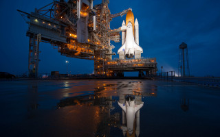 Space shuttle dock night reflection - a space shuttle free wallpaper for desktop