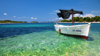 Beach island boat water sky - clear blue water free wallpaper