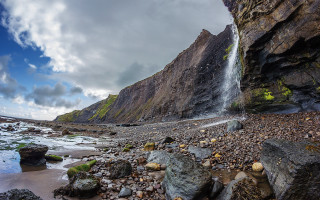Waterfall cliff ocean cloudy day - a rocky cliff free wallpaper