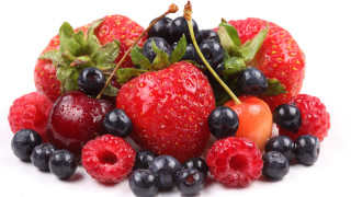 Berries strawberries leaves water drops - top of them free wallpaper