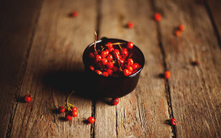 Small bowl berries wooden table 2 - scattered free wallpaper