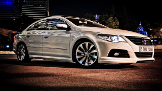 White car night city rimlighting - photorealism free wallpaper for desktop