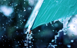 Green umbrella rain bokeh beach - the other hand free wallpaper
