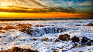 Sunset ocean waves rocks cloudy - amazing depth free wallpaper for desktop
