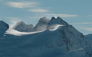 Snowy mountain range blue sky 10 - snow under a blue sky free wallpaper