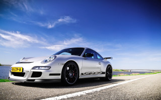 White sports car water bridge 2 - pearlescent free wallpaper for desktop