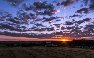 Sunset clouds field trees cars - a sunset over a field free wallpaper