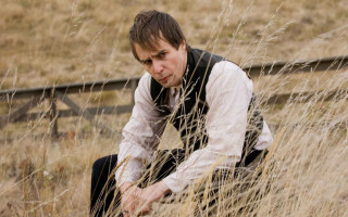 Man kneeling grass field hand - his knee free wallpaper