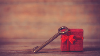 Red box key bow outdoors - in the middle free wallpaper
