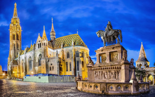 Cathedral statue night gothic neo - a large cathedral free wallpaper