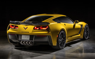 Yellow sports car spotlight tail - a spotlight free wallpaper