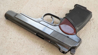 Gun red dot cobra beach - a black case free wallpaper