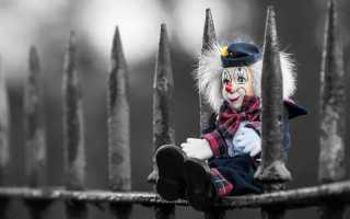 Clown doll fence hat scarf - art spiegelman free wallpaper