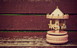 Kitsch carousel wooden bench green - a wooden bench free wallpaper