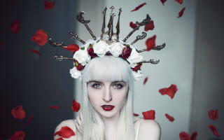 White haired crown roses keys - caroline chariotdayez free wallpaper for desktop