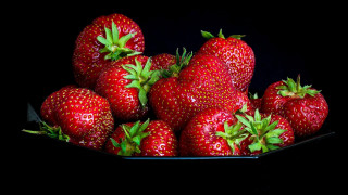 Strawberries black bowl table top 2 - a table top free wallpaper