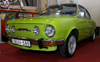 Green car showroom red carpet - viennese actionism free wallpaper