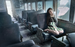Woman sitting train seat handbag - annie leibovitz free wallpaper for desktop