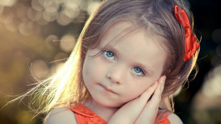 Little girl red bow blue - a little girl free wallpaper