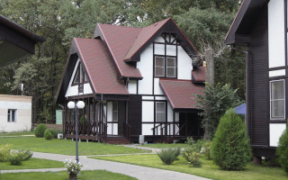 Red roof white trim east - free architecture wallpaper